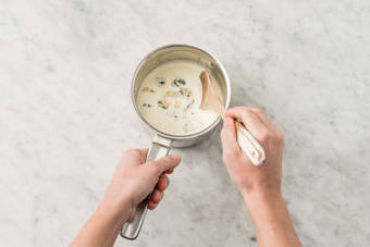 Faire la sauce au bleu