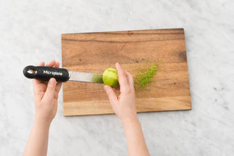 Limoen en koriander snijden