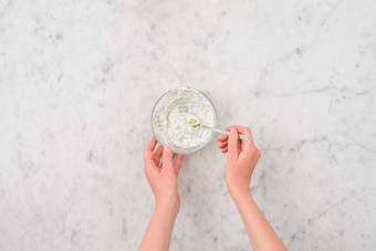 Préparer la sauce au yaourt et à la menthe