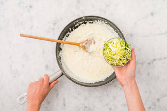 Préparer la sauce à la crème