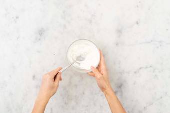 Kräutermarinade vorbereiten