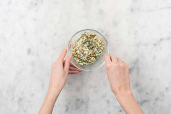 Mélanger les condiments