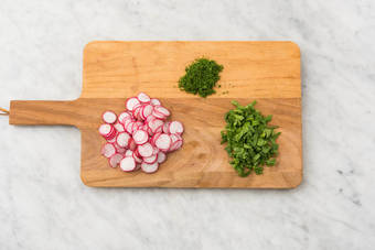 Couper les radis et l'aneth