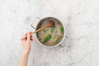 Enfourner les pains naan