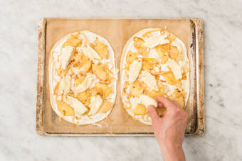 Flammkuchen beleggen