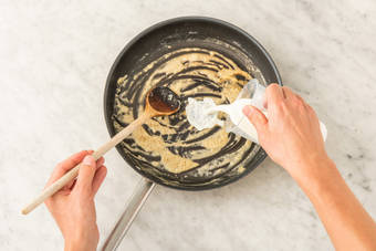 Préparer la sauce au fromage