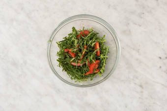 Préparer la salade et servir