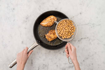 Kichererbsen hinzufügen