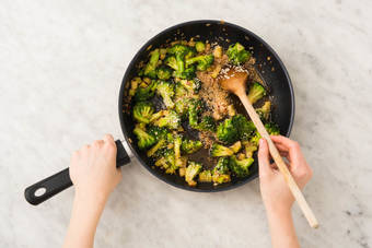 Sauter le brocoli au wok