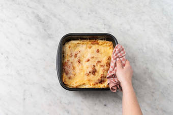 Enfourner les lasagnes