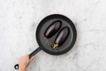 Aubergine bakken