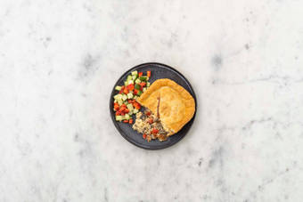 Salade mengen en serveren