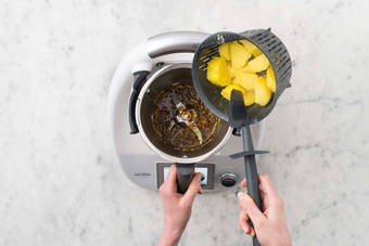 Curry-Kartoffeln zubereiten