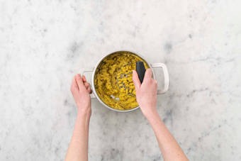 Curry-Kartoffeln zubereiten