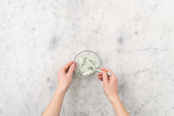 Gremolata zubereiten