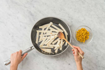 Poêler le maïs et les tortillas