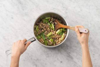 Cuire le saumon et les légumes