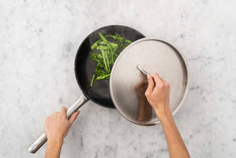 Sauter les broccolini