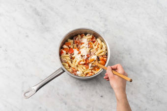 Rör ihop pasta