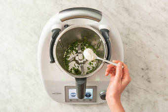 Basilikumcrème vorbereiten