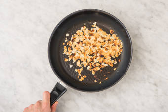 Griller les amandes effilées