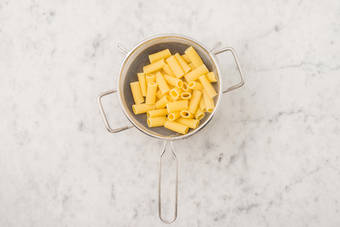 Cook rigatoni