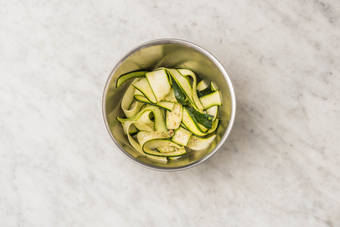 Préparer  la courgette