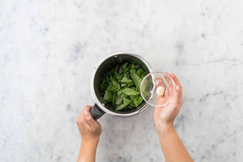 Pesto zubereiten