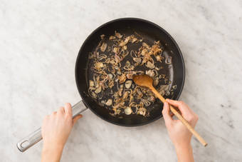 Caraméliser l’échalote