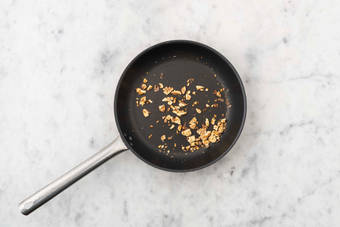 Faire griller les noix concassées