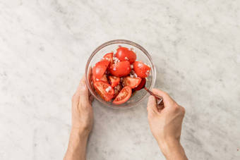 Préparer la salade de tomates