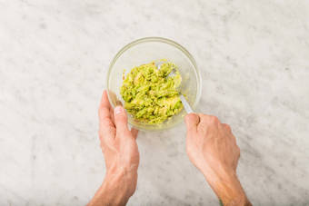 Faire le guacamole