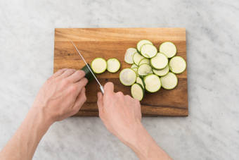 Couper la courgette