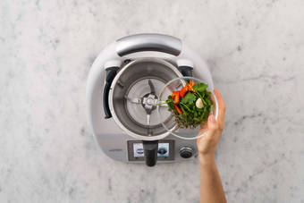 Zerkleinern & dünsten