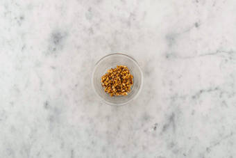 Pinienkerne karamellisieren