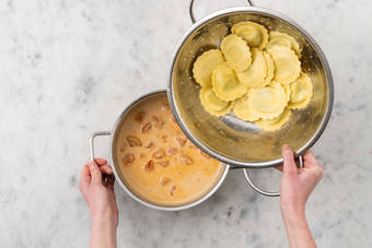 Pasta & Soße mischen