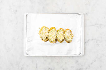 Garnir les pommes de terre