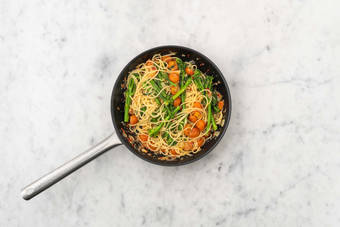 Mélanger les pâtes