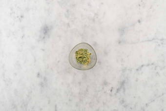 Für die Paprika-Kräuterbutter