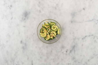 Gurkensalat marinieren