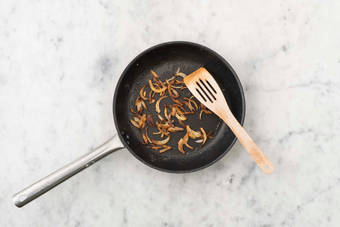 Röstzwiebeln zubereiten