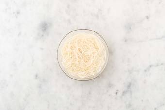 Somen-Nudeln einweichen