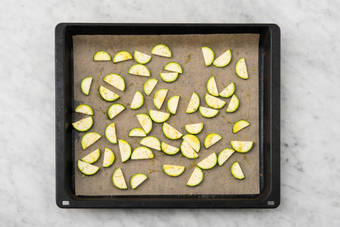 Enfourner la courgette