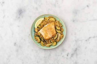 Cuire le poisson et servir