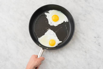 Cuire l’œuf au plat