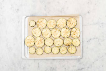 Enfourner l'aubergine