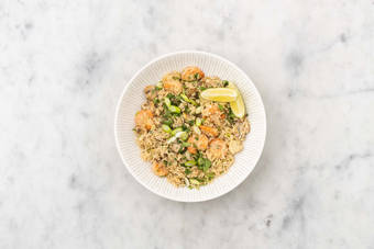 Faire sauter le riz et servir.