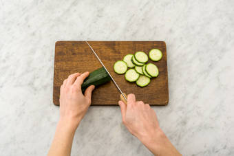 Préparer  la courgette