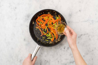 Cuire les légumes et le poulet