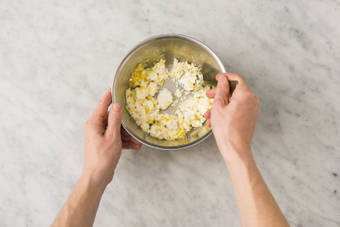 Mélanger la ricotta